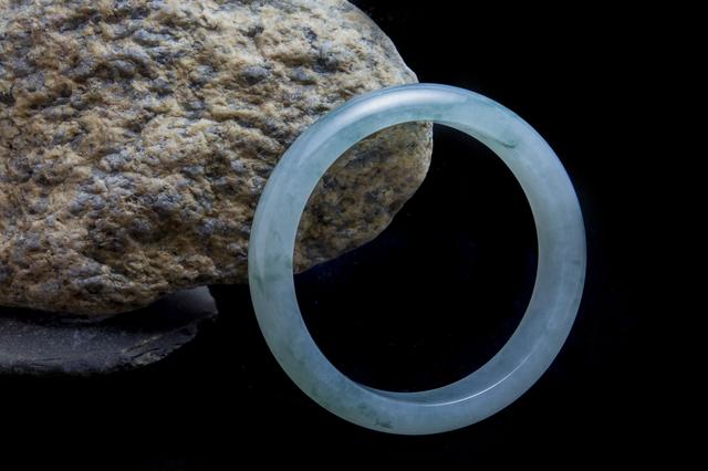 翡翠手镯拍照姿势图片玉手镯要怎么拍照-第4张图片-翡翠网 翡翠手镯拍照姿势图片玉手镯要怎么拍照-第4张图片-翡翠网