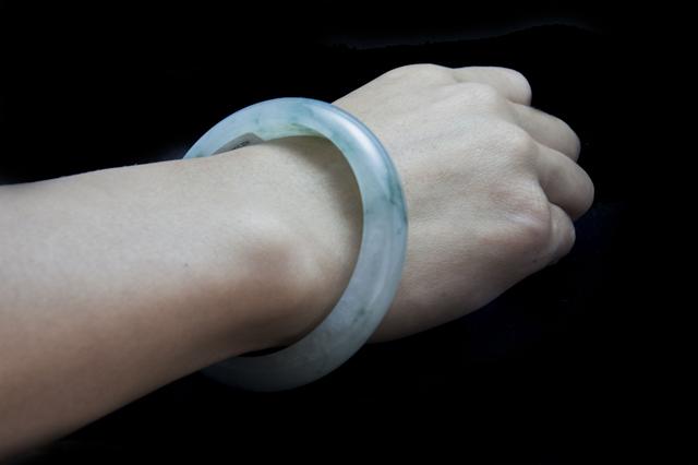 翡翠手镯拍照姿势图片玉手镯要怎么拍照-第8张图片-翡翠网 翡翠手镯拍照姿势图片玉手镯要怎么拍照-第8张图片-翡翠网