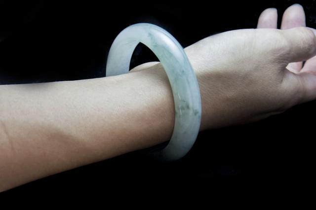 翡翠手镯拍照姿势图片玉手镯要怎么拍照-第9张图片-翡翠网 翡翠手镯拍照姿势图片玉手镯要怎么拍照-第9张图片-翡翠网