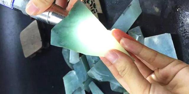 翡翠知识小课堂图片,翡翠小手把件图片-第3张图片-翡翠网 翡翠知识小课堂图片,翡翠小手把件图片-第3张图片-翡翠网