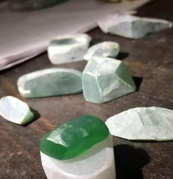 翡翠原石交易,缅甸翡翠原石内幕-第3张图片-翡翠网 翡翠原石交易,缅甸翡翠原石内幕-第3张图片-翡翠网