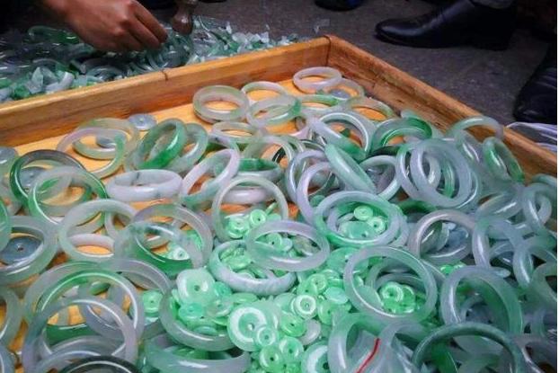 翡翠原石交易,缅甸翡翠原石内幕-第8张图片-翡翠网 翡翠原石交易,缅甸翡翠原石内幕-第8张图片-翡翠网