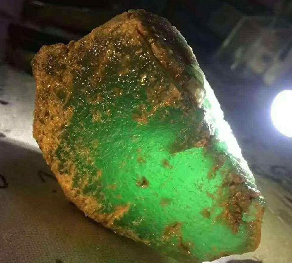 翡翠原石交易,缅甸翡翠原石内幕-第9张图片-翡翠网 翡翠原石交易,缅甸翡翠原石内幕-第9张图片-翡翠网