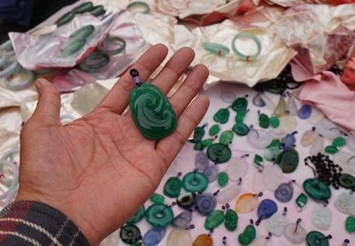 翡翠原石交易,缅甸翡翠原石内幕-第11张图片-翡翠网 翡翠原石交易,缅甸翡翠原石内幕-第11张图片-翡翠网