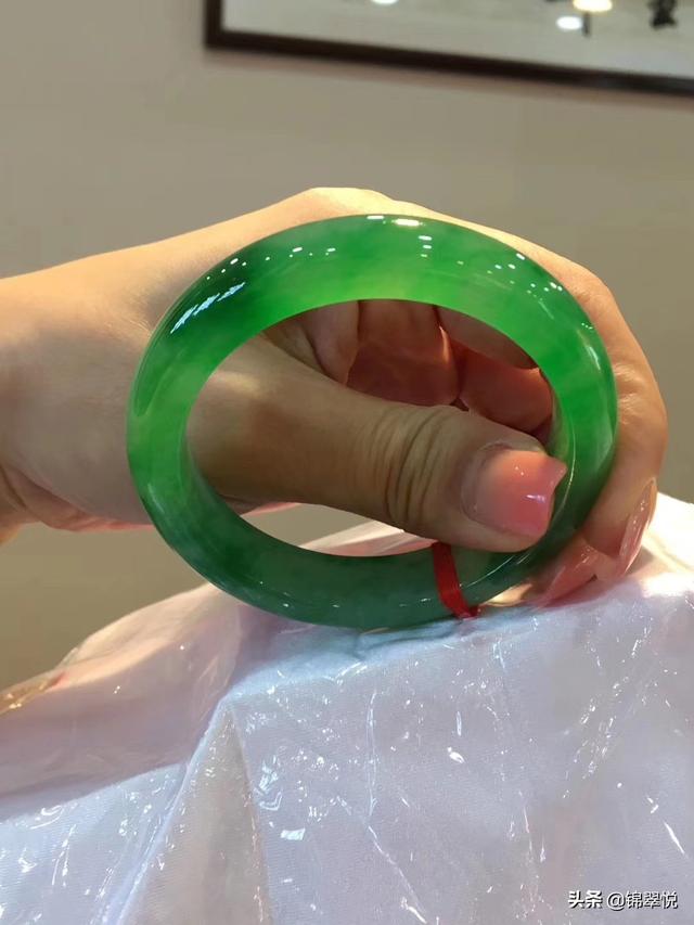 翡翠结晶颗粒图片翡翠手镯果绿色里面有白色结晶体-第1张图片-翡翠网 翡翠结晶颗粒图片翡翠手镯果绿色里面有白色结晶体-第1张图片-翡翠网