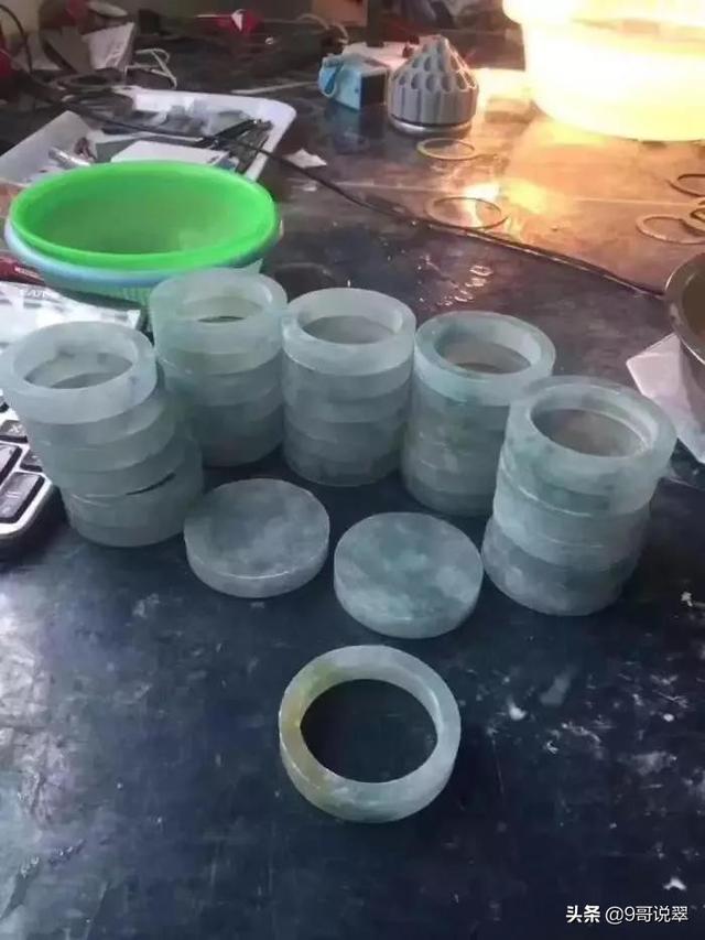 翡翠糯冰中飘花手镯值多少冰糯飘花翡翠价格-第7张图片-翡翠网 翡翠糯冰中飘花手镯值多少冰糯飘花翡翠价格-第7张图片-翡翠网