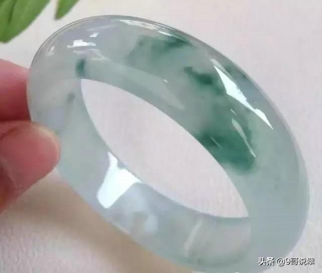 翡翠糯冰中飘花手镯值多少冰糯飘花翡翠价格-第10张图片-翡翠网 翡翠糯冰中飘花手镯值多少冰糯飘花翡翠价格-第10张图片-翡翠网