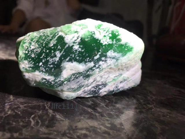 极品玻璃种翡翠图片,糯种蓝翡翠原石切开图片-第3张图片-翡翠网 极品玻璃种翡翠图片,糯种蓝翡翠原石切开图片-第3张图片-翡翠网