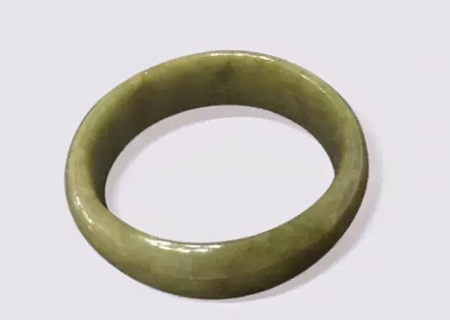 翡翠手镯发黄发白怎么回事羊脂玉一克多少钱-第3张图片-翡翠网 翡翠手镯发黄发白怎么回事羊脂玉一克多少钱-第3张图片-翡翠网