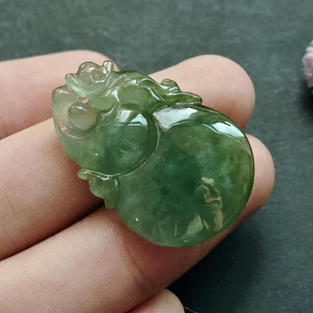 翡翠手镯发黄发白怎么回事羊脂玉一克多少钱-第4张图片-翡翠网 翡翠手镯发黄发白怎么回事羊脂玉一克多少钱-第4张图片-翡翠网