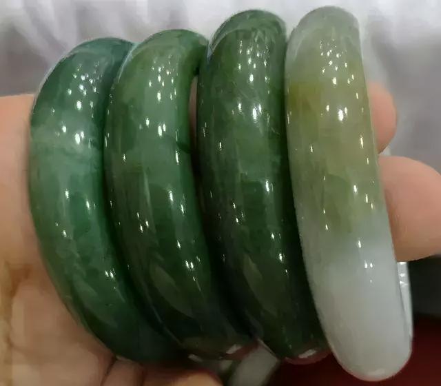 翡翠手镯发黄发白怎么回事羊脂玉一克多少钱-第5张图片-翡翠网 翡翠手镯发黄发白怎么回事羊脂玉一克多少钱-第5张图片-翡翠网