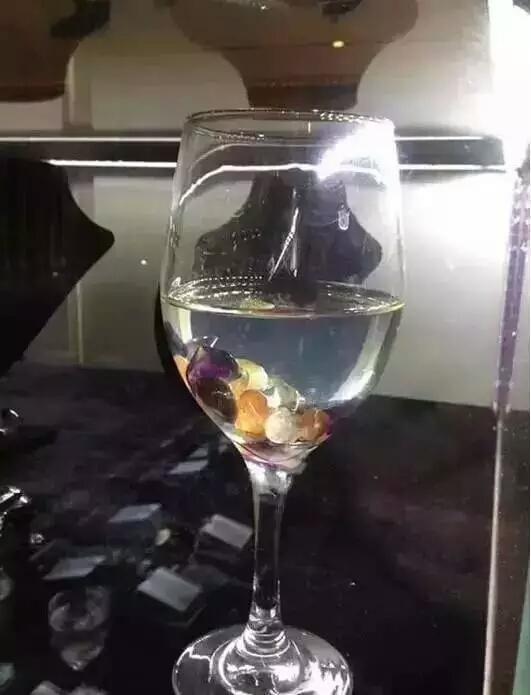 翡翠手镯多久泡一次,翡翠手镯泡水几个小时好-第1张图片-翡翠网 翡翠手镯多久泡一次,翡翠手镯泡水几个小时好-第1张图片-翡翠网