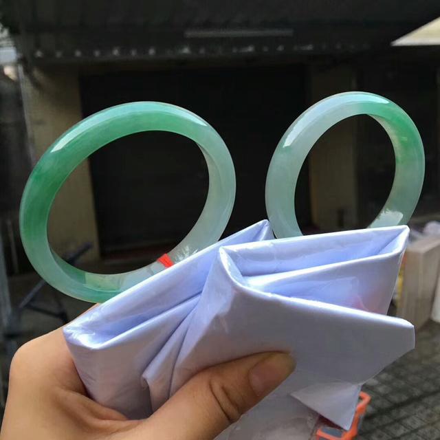 翡翠手镯多久泡一次,翡翠手镯泡水几个小时好-第5张图片-翡翠网 翡翠手镯多久泡一次,翡翠手镯泡水几个小时好-第5张图片-翡翠网