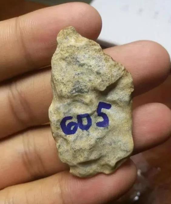 翡翠原石夜市切开,翡翠的原石在哪里-第1张图片-翡翠网 翡翠原石夜市切开,翡翠的原石在哪里-第1张图片-翡翠网