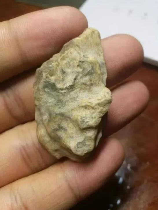 翡翠原石夜市切开,翡翠的原石在哪里-第2张图片-翡翠网 翡翠原石夜市切开,翡翠的原石在哪里-第2张图片-翡翠网