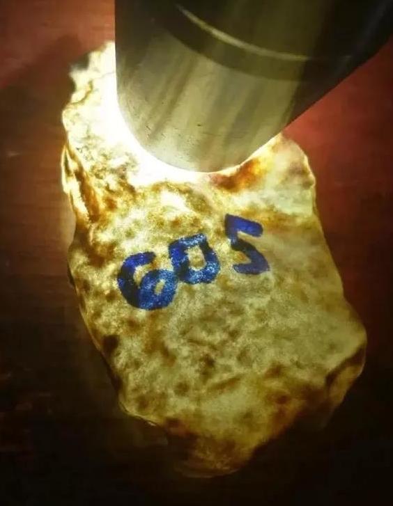 翡翠原石夜市切开,翡翠的原石在哪里-第3张图片-翡翠网 翡翠原石夜市切开,翡翠的原石在哪里-第3张图片-翡翠网