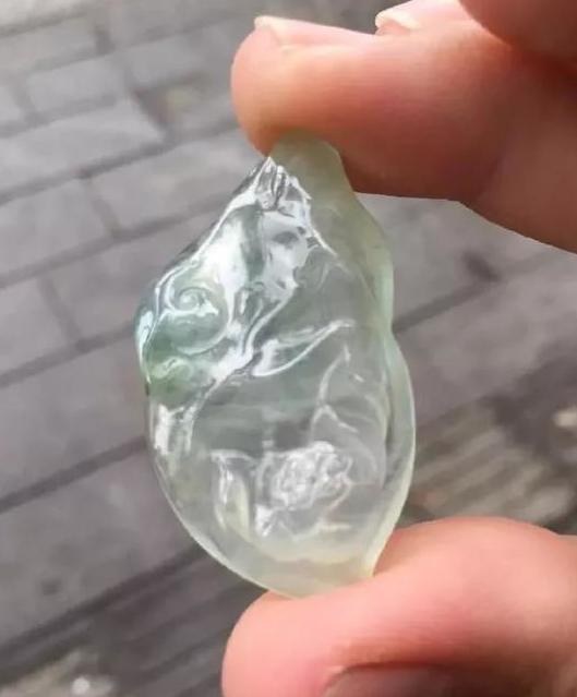 翡翠原石夜市切开,翡翠的原石在哪里-第5张图片-翡翠网 翡翠原石夜市切开,翡翠的原石在哪里-第5张图片-翡翠网