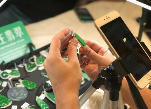 海南玉器翡翠原石网购翡翠原石在哪-第2张图片-翡翠网 海南玉器翡翠原石网购翡翠原石在哪-第2张图片-翡翠网