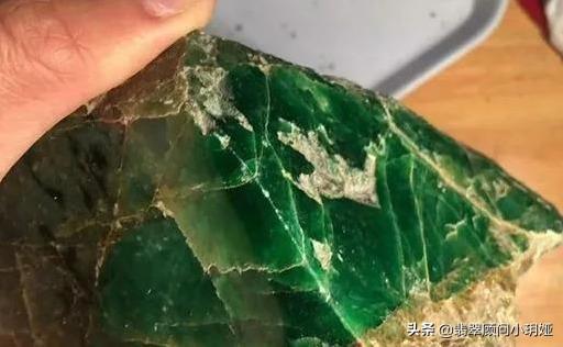 冰阳绿翡翠什么级别,翡翠原石切出绿蛋面-第1张图片-翡翠网 冰阳绿翡翠什么级别,翡翠原石切出绿蛋面-第1张图片-翡翠网