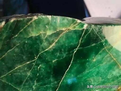 冰阳绿翡翠什么级别,翡翠原石切出绿蛋面-第2张图片-翡翠网 冰阳绿翡翠什么级别,翡翠原石切出绿蛋面-第2张图片-翡翠网
