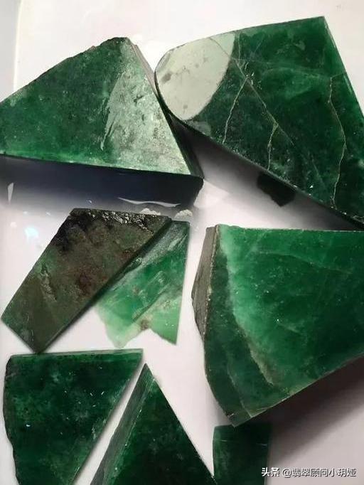 冰阳绿翡翠什么级别,翡翠原石切出绿蛋面-第3张图片-翡翠网 冰阳绿翡翠什么级别,翡翠原石切出绿蛋面-第3张图片-翡翠网