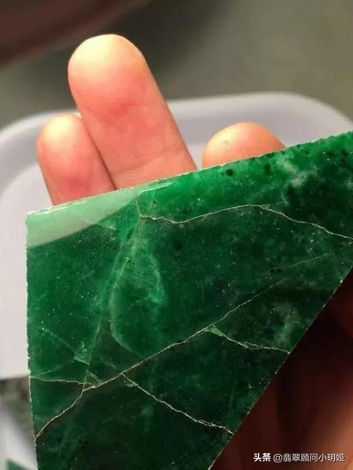 冰阳绿翡翠什么级别,翡翠原石切出绿蛋面-第4张图片-翡翠网 冰阳绿翡翠什么级别,翡翠原石切出绿蛋面-第4张图片-翡翠网