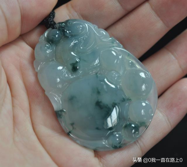 翡翠原石黑点怎么去除,翡翠手镯有黑点能买吗-第3张图片-翡翠网 翡翠原石黑点怎么去除,翡翠手镯有黑点能买吗-第3张图片-翡翠网