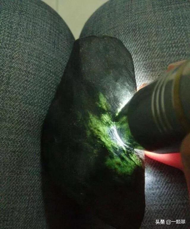 原石用什么色温的灯翡翠原石用白灯和黄灯看**别-第5张图片-翡翠网 原石用什么色温的灯翡翠原石用白灯和黄灯看**别-第5张图片-翡翠网