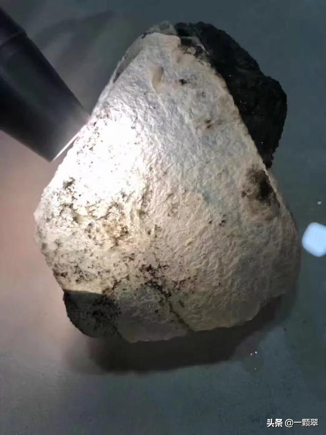 原石用什么色温的灯翡翠原石用白灯和黄灯看**别-第9张图片-翡翠网 原石用什么色温的灯翡翠原石用白灯和黄灯看**别-第9张图片-翡翠网