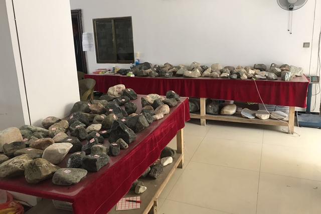 翡翠百山桥原石,百山桥原石的特点-第2张图片-翡翠网 翡翠百山桥原石,百山桥原石的特点-第2张图片-翡翠网