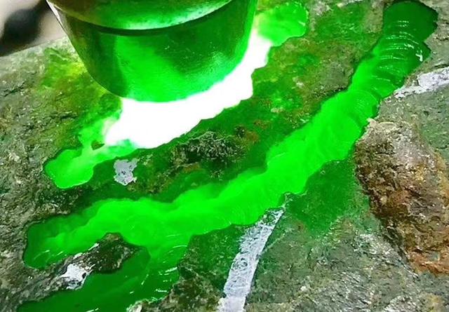 翡翠百山桥原石,百山桥原石的特点-第11张图片-翡翠网 翡翠百山桥原石,百山桥原石的特点-第11张图片-翡翠网