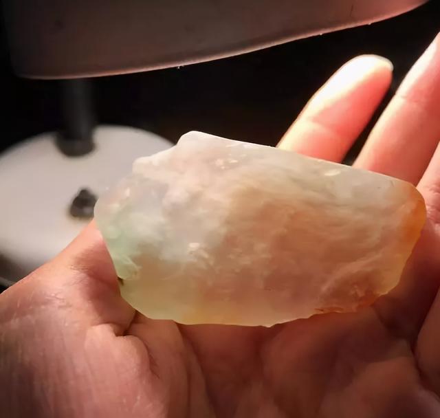 2万8买的大马坎翡翠原石,怎样挑选翡翠原石-第2张图片-翡翠网 2万8买的大马坎翡翠原石,怎样挑选翡翠原石-第2张图片-翡翠网