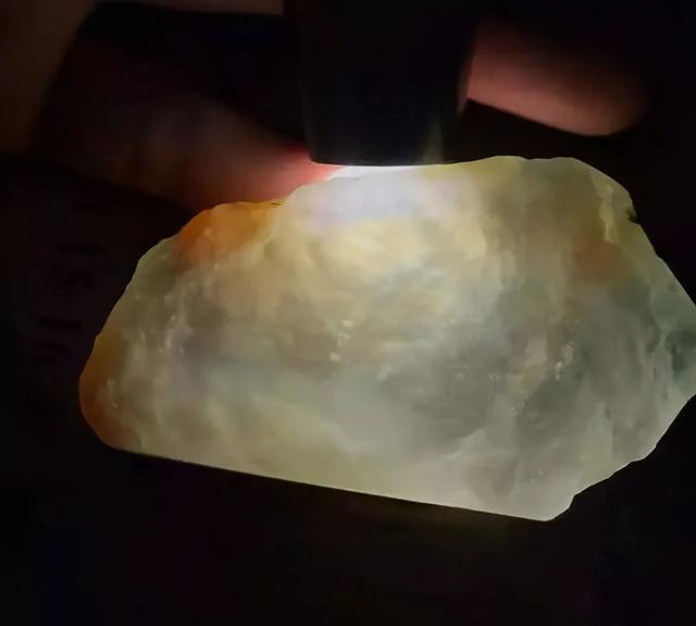 2万8买的大马坎翡翠原石,怎样挑选翡翠原石-第3张图片-翡翠网 2万8买的大马坎翡翠原石,怎样挑选翡翠原石-第3张图片-翡翠网