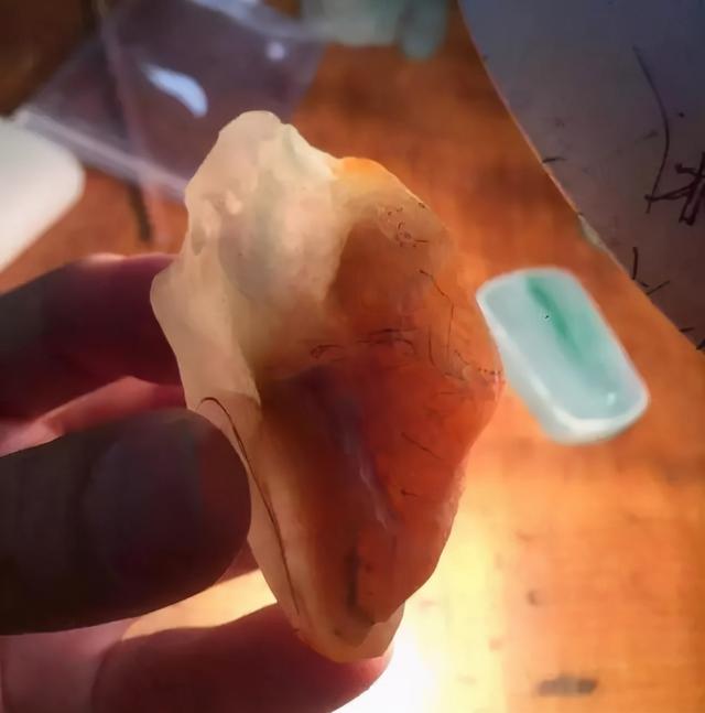 2万8买的大马坎翡翠原石,怎样挑选翡翠原石-第5张图片-翡翠网 2万8买的大马坎翡翠原石,怎样挑选翡翠原石-第5张图片-翡翠网