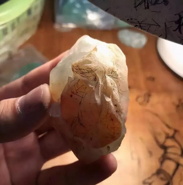 2万8买的大马坎翡翠原石,怎样挑选翡翠原石-第6张图片-翡翠网 2万8买的大马坎翡翠原石,怎样挑选翡翠原石-第6张图片-翡翠网