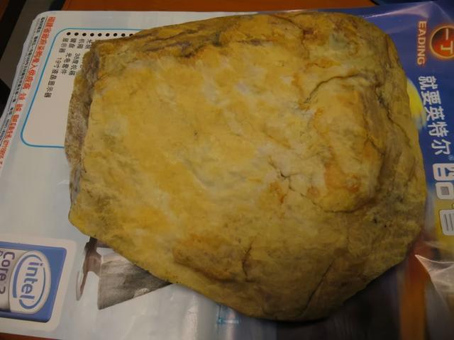 粗皮木那翡翠原石切开图解翡翠原石玉质发白是什么种-第2张图片-翡翠网 粗皮木那翡翠原石切开图解翡翠原石玉质发白是什么种-第2张图片-翡翠网