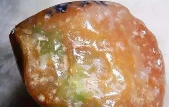 粗皮木那翡翠原石切开图解翡翠原石玉质发白是什么种-第10张图片-翡翠网 粗皮木那翡翠原石切开图解翡翠原石玉质发白是什么种-第10张图片-翡翠网