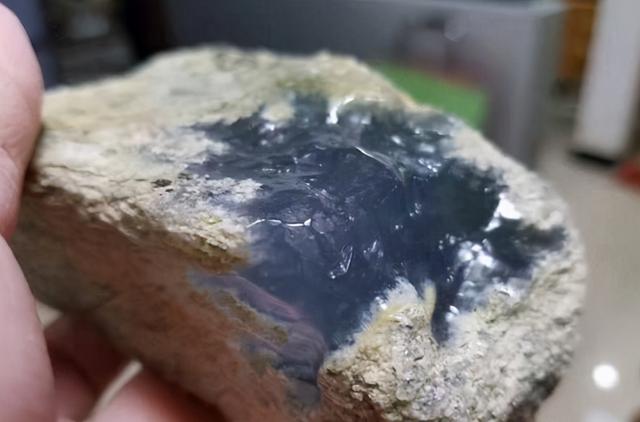 粗皮木那翡翠原石切开图解翡翠原石玉质发白是什么种-第15张图片-翡翠网 粗皮木那翡翠原石切开图解翡翠原石玉质发白是什么种-第15张图片-翡翠网