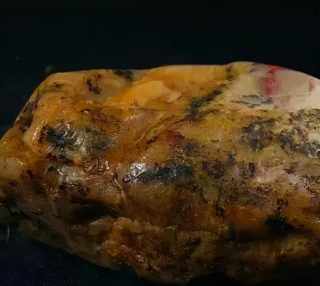 粗皮木那翡翠原石切开图解翡翠原石玉质发白是什么种-第16张图片-翡翠网 粗皮木那翡翠原石切开图解翡翠原石玉质发白是什么种-第16张图片-翡翠网