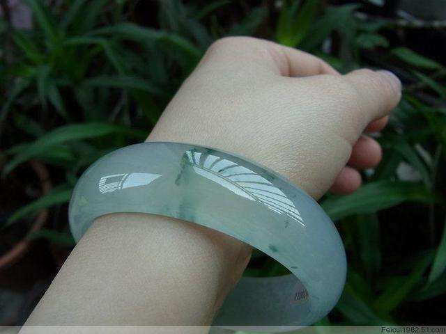 翡翠手镯价格及图片的简单介绍-第2张图片-翡翠网 翡翠手镯价格及图片的简单介绍-第2张图片-翡翠网