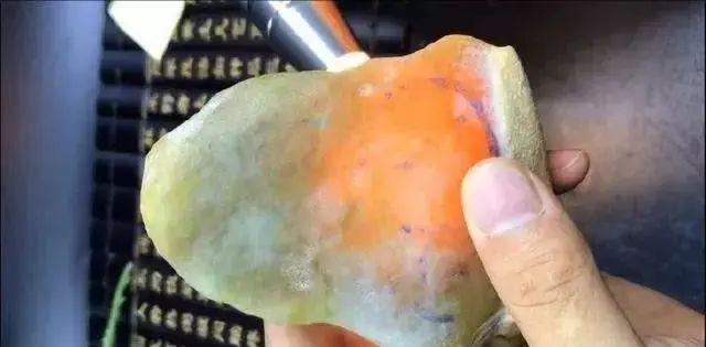 翡翠里的黄翡是什么意思,缅甸翡翠黄翡原石价格-第1张图片-翡翠网 翡翠里的黄翡是什么意思,缅甸翡翠黄翡原石价格-第1张图片-翡翠网