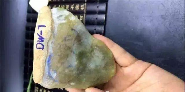 翡翠里的黄翡是什么意思,缅甸翡翠黄翡原石价格-第2张图片-翡翠网 翡翠里的黄翡是什么意思,缅甸翡翠黄翡原石价格-第2张图片-翡翠网