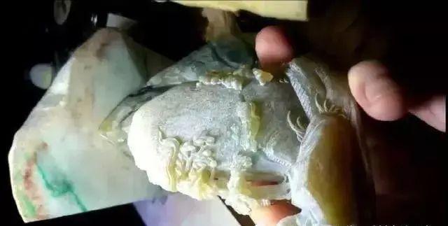 翡翠里的黄翡是什么意思,缅甸翡翠黄翡原石价格-第6张图片-翡翠网 翡翠里的黄翡是什么意思,缅甸翡翠黄翡原石价格-第6张图片-翡翠网