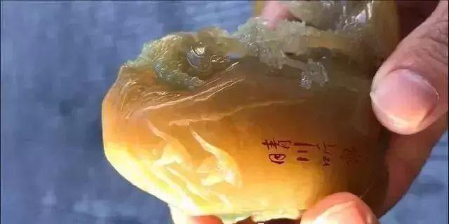 翡翠里的黄翡是什么意思,缅甸翡翠黄翡原石价格-第8张图片-翡翠网 翡翠里的黄翡是什么意思,缅甸翡翠黄翡原石价格-第8张图片-翡翠网
