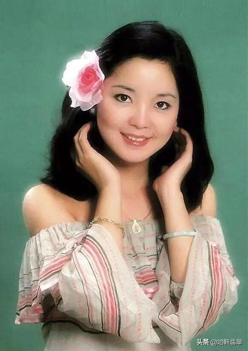 白底青翡翠玉镯最差的白底阳绿糯种翡翠手镯-第1张图片-翡翠网 白底青翡翠玉镯最差的白底阳绿糯种翡翠手镯-第1张图片-翡翠网