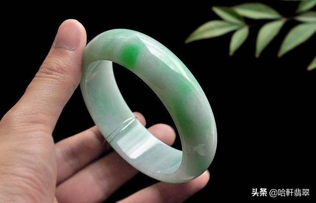 白底青翡翠玉镯最差的白底阳绿糯种翡翠手镯-第4张图片-翡翠网 白底青翡翠玉镯最差的白底阳绿糯种翡翠手镯-第4张图片-翡翠网