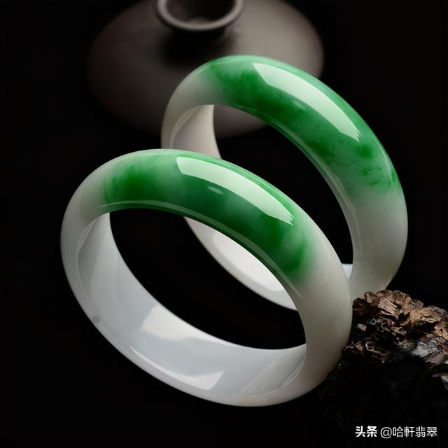 白底青翡翠玉镯最差的白底阳绿糯种翡翠手镯-第7张图片-翡翠网 白底青翡翠玉镯最差的白底阳绿糯种翡翠手镯-第7张图片-翡翠网