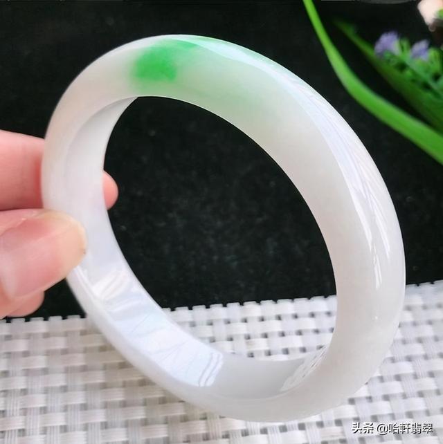 白底青翡翠玉镯最差的白底阳绿糯种翡翠手镯-第9张图片-翡翠网 白底青翡翠玉镯最差的白底阳绿糯种翡翠手镯-第9张图片-翡翠网