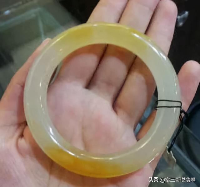 男戴翡翠好还是和田玉好戴翡翠玉手镯小视频-第7张图片-翡翠网 男戴翡翠好还是和田玉好戴翡翠玉手镯小视频-第7张图片-翡翠网