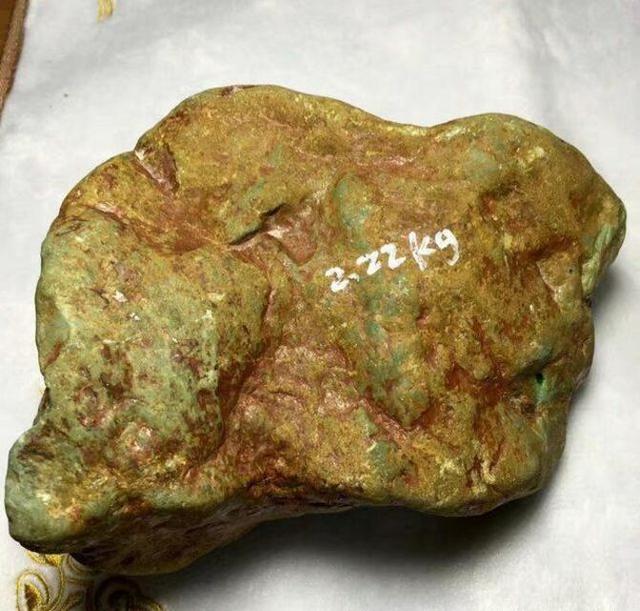 翡翠原石产地是哪里,糯种铁锈皮翡翠原石-第1张图片-翡翠网 翡翠原石产地是哪里,糯种铁锈皮翡翠原石-第1张图片-翡翠网